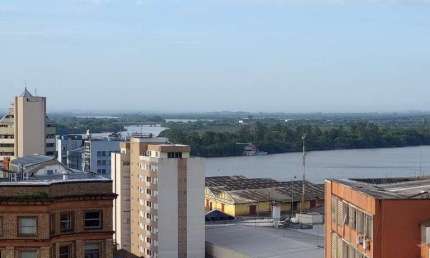 ATENÇÃO MIOLO DO CENTRO JUNTO  STA. CASA APTO. 2 DORM. COM GAR. E VISTA PARA GUA