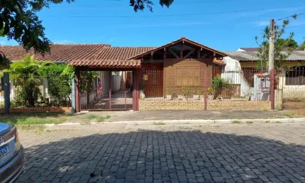Linda cas de madeira nobre com 3 dorm. suite e garagem