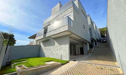 CASAS PRONTAS PARA MORAR  COM 215M2 DE AREA ÚTIL E VISTA MAGNIFICA DO RIO E CIDA