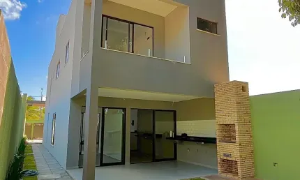 LINDA CASA DÚPLEX EM EUSÉBIO , COM HOM OFF, TETO ELEVADO, VAEANDA GOURMET,  AS MARGENS DA  CE 060 COM  ACESSO FÁCIL  AS PRINCIPAIS VIAS DE TRÁFEGO  E   AS  BELAS PRAIS  DE FORTALEZA E REGIÃO