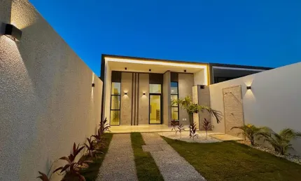 CASA PLANA COM ARQUITETURA MODERNA, COZINHA COM BALCÃO INTEGRADA Á SALA DE ESTAR, SALA COM PÉ DIREITO  ELEVADO, VARANDA GOURMET, PRÉ INSTALAÇÃO  PARA INSTAÇÃO PARA APARELHO DE  AR CONDICIONADO NOS 03 