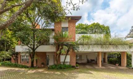 CASA EM CONDOMÍNIO FECHADO NO JARDIM CORDEIRO COM 4 DORMITÓRIOS, 4 SUÍTES e 5 VAGAS DE GARAGEM