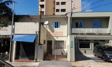 Casa com 3 dorm, sala, coz, 2 Wcs, 1 vaga. Excelente localização