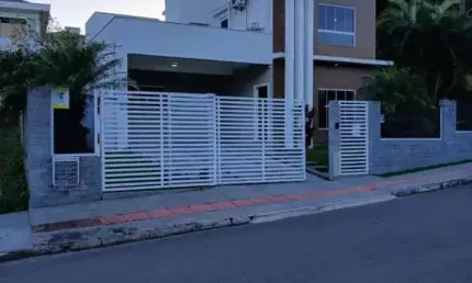 Casa Alto Padrão para Venda em Palhoça, Pedra Branca, 4 dormitórios, 1 suíte, 3 banheiros, 2 vagas