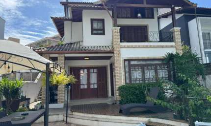 Casa para Locação em Palhoça, Pedra Branca, 3 dormitórios, 1 suíte, 2 banheiros, 2 vagas