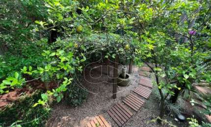 Casa Contemporânea com 4 suítes, Piscina, Quintal e Jardim