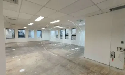 Oportunidade única em Pinheiros: Sala Comercial de 120m² com 4 Banheiros e 2 Vagas!