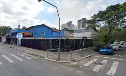 Terreno comercial de esquina com 460m² de área total
