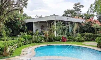 Casa térrea 4 dormitórios e muito jardim no Jardim dos Estados