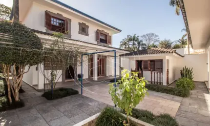 Linda casa para Venda na Região da Granja Julieta, 4 dormitórios sendo 4 suites.