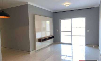 Espaçoso apto., com 230 m², 3 dormitórios, sendo 1 suíte, sala com 2 ambientes voltada para uma ampla varanda gourmet e espaçoso quintal.