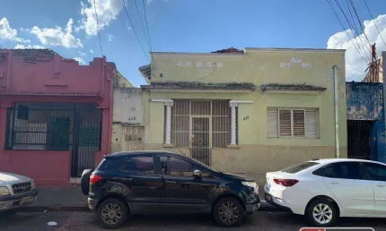 Casa antiga, em corredor comercial, Rua Paraíba, entre as Ruas Capitão Salomão e Padre Euclides, ideal para atividade comercial.