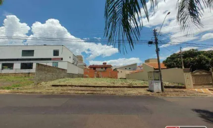 Excelente terreno em área residencial ou comercial  com 600m², plano, distante duas quadras da Avenida João Fiúsa.