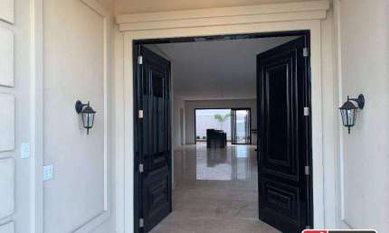 Fantástico Sobrado Alto Padrão – 550 m² | Piscina | 4 amplas suítes, sendo a master com 2 banheiros e 2 closets, Salas integradas para até 4 ambientes