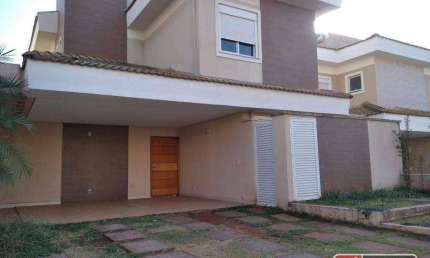 sobrado na Vila do Golf, 3 suítes, living 2 ambientes, varanda gourmet e quintal gramado, lavabo, cozinha, rica em armários, 4 vagas de garagem.