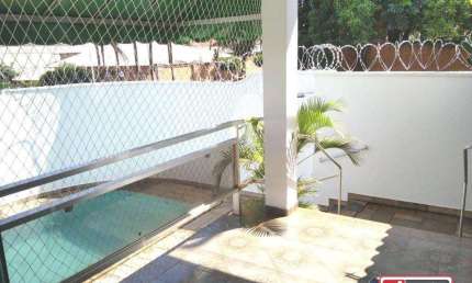 Imóvel super conservado - Imóvel comercial, contendo 4 dormitórios, sendo 2 suítes, 2 salas, 2 banheiros sociais,, cozinha planejada, despensa, varand