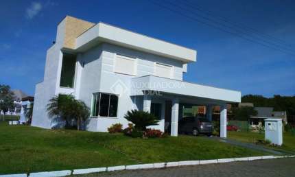 Casa em condomínio fechado com 4 quartos à venda na Rua Grama Azul, 7400, Centro, Tramandaí, 280 m2 por R$ 1.054.000