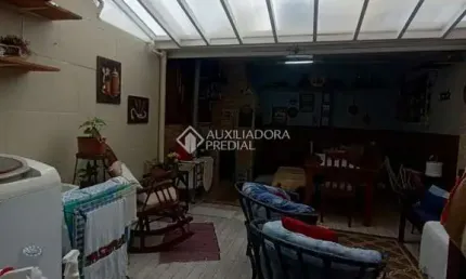 Casa com 3 quartos à venda na rua irmão jaime biazus, 83, guarujá, porto alegre, 200 m2 por r$ 435.000