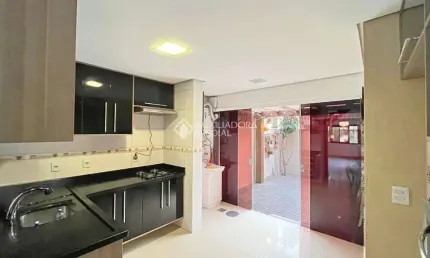 Casa com 2 quartos à venda na Rua Irmão Jaime Biazus, 211, Guarujá, Porto Alegre, 116 m2 por R$ 460.000