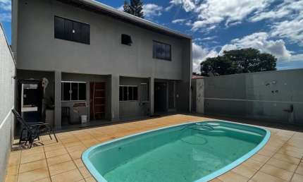 VENDE OU TROCA, CASA COM PISCINA, CANIL PARA PETS E CORREDOR LATERAL.