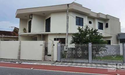 Casa - 1 Suíte + 4 Qt - 3 Vagas de Garagem - Centro - Itajaí/SC