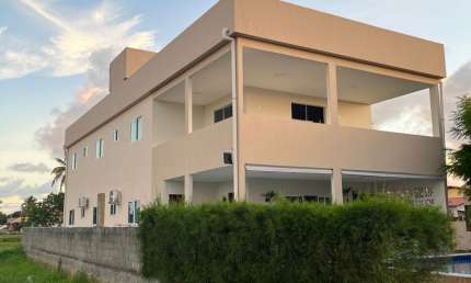 CASA NA PRAIA DE LECENA NO COMDOMIO AGUAS DE CAMAÇARI A POUCOS METROS DA PRAIA.