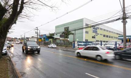 Prédio com 10 salas para alugar na Avenida Vereador Toaldo Túlio, 4523, Orleans, Curitiba