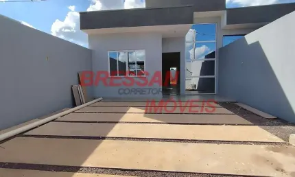 Casa com 84 mts no períolo com pé direito alto lote 150 mts