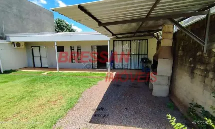 Casa usada aos fundos  com 85 MTS terreno 300 MTS  no bairro Canadá