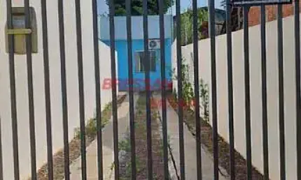 Casa com 3 quartos casal e vaga para quatro veículo no bairro Clarito