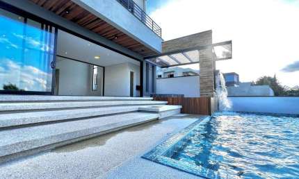 Casa de 4 suítes e  piscina cinematográfica no condomínio Reserva da Serrra
