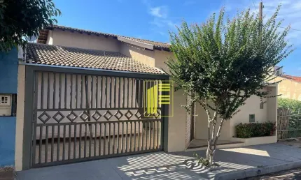 Casa com 03 dormitórios, churrasqueira e 02 vagas de garagem no