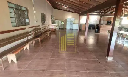 Chácara mobiliada para locação com piscina, varanda grande com churrasqueira e campo de futebol.