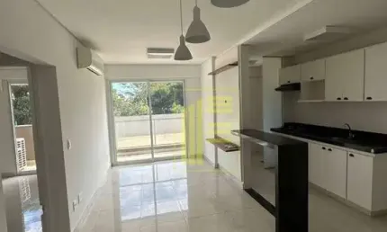 Apartamento com móveis planejados, com 02 quartos e 02 vagas de garagem.