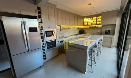 Casa a venda no condomínio EuroVille com 03 suítes e cozinha gourmet.