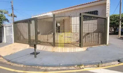 Casa para locação no Bosque da Felicidade com 03 quartos, varanda e 02 vagas de garagem.