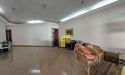 Casa térrea para venda no condomínio Real com 03 suítes, varanda, piscina.