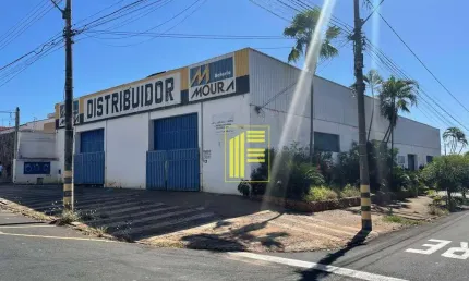 Barracão excelente com entrada para caminhão, pé direito alto!