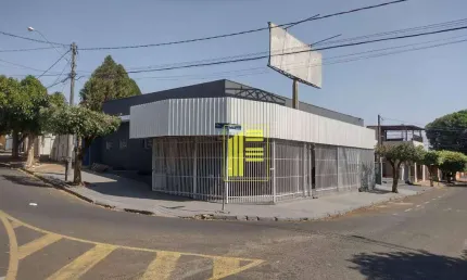 Salão com 288m² a venda com estrutura para apartamentos na parte superior! Próximo a Unesp!