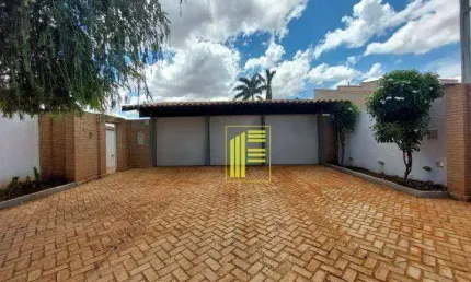 Aluga-se casa comercial com 600 m² de terreno, térrea com 03 dormitórios, 04 wc, 05 vagas. Ótima para clinicas de repouso.