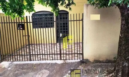 Casa para locação no Solo Sagrado com 02 quartos e 01 vaga.