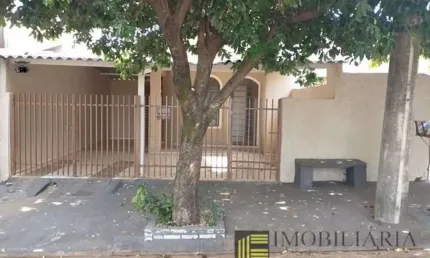 Casa para locação no Solo Sagrado com 02 dormitórios e 02 vagas de garagem.