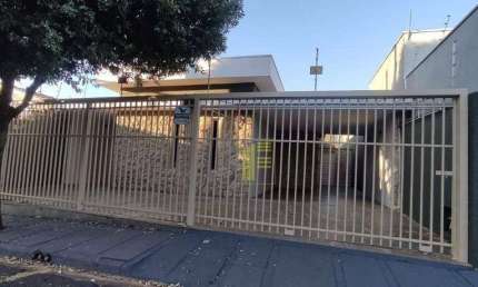 Casa no Jardim Aeroporto para locação com 03 dormitórios e varanda com churrasqueira.