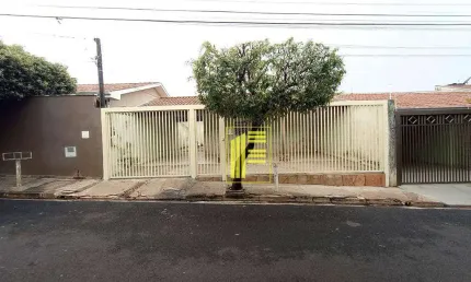Casa para locação no Cristi Rei com 02 quartos e 02 vagas de garagem.