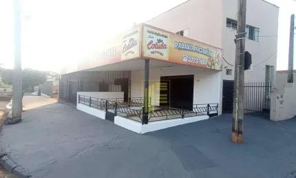 Salão comercial em avenida no Jardim Nazareth para locação.