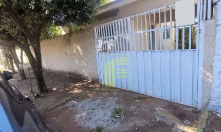 Casa para locação no bairro São Jorge com 02 quartos e garagem.