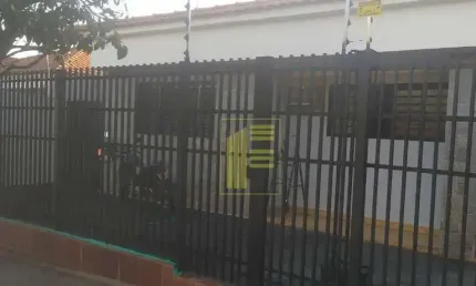 Casa no Parque Industrial com 03 quartos e 02 garagem para locação.