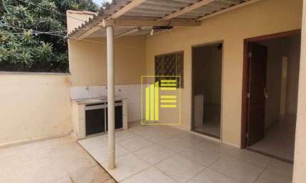 Casa para locação no Cecap com 02 dormitórios e garagem para moto.