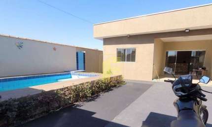 Casa com piscina, churrasqueira e 02 vagas que garagem para locação.