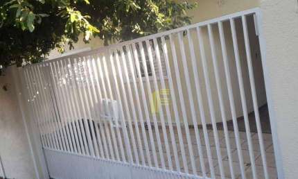 Casa com 03 quartos, churrasqueira e 02 vagas de garagem para locação no Jardim das Oliveiras.